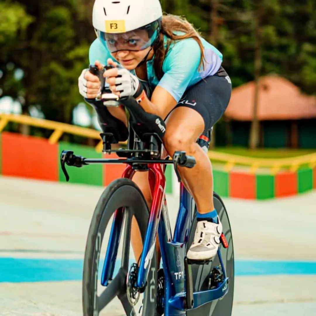Triathlete pro en position aéro sur parcours vélo 70.3 Valencia