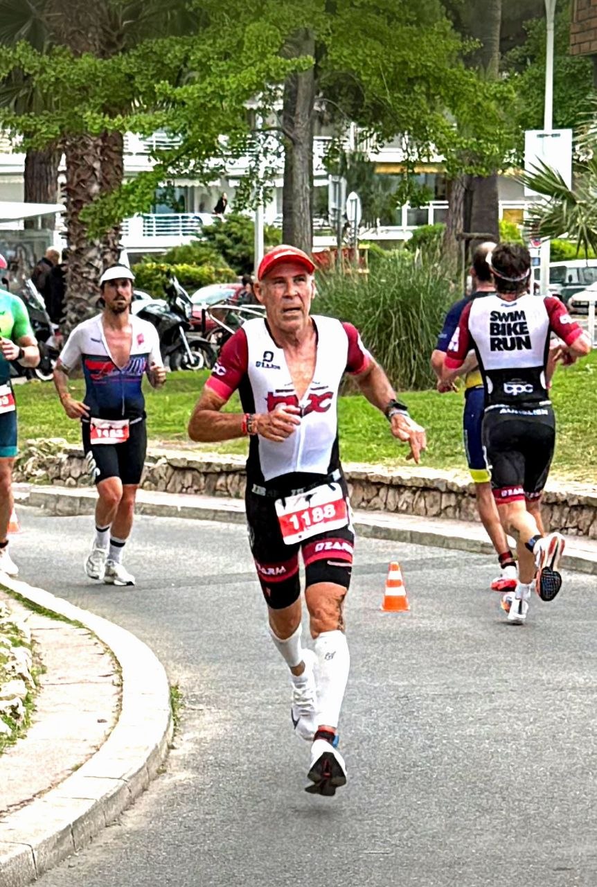 Christian Masera en course à pied au Cannes International Triathlon 2026, en tenue BPC