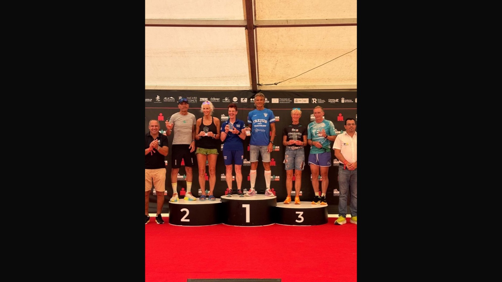 Arnaud Bouvier sur le podium M60-64 de l'Ironman Lanzarote après son 53e Ironman.