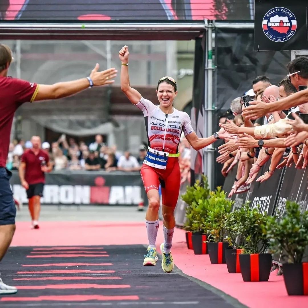 Aurélia Boulanger, bras levé, sur la ligne d'arrivée de l'IRONMAN 70.3 Kraków 2026.