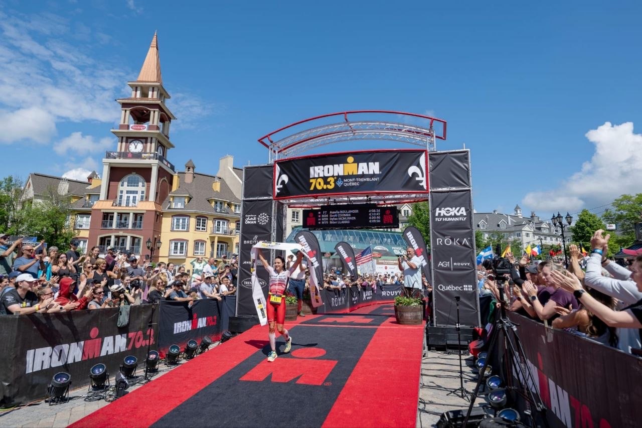 Aurélia Boulanger franchit la ligne d'arrivée de l'IRONMAN 70.3 Mont-Tremblant 2026