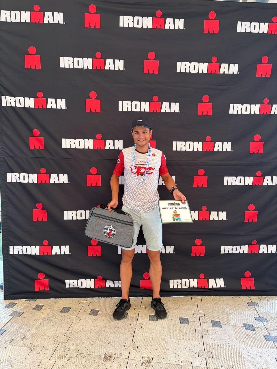 Benjamin DION avec son certificat de qualification IRONMAN World Championship Hawaii après Frankfurt 2026