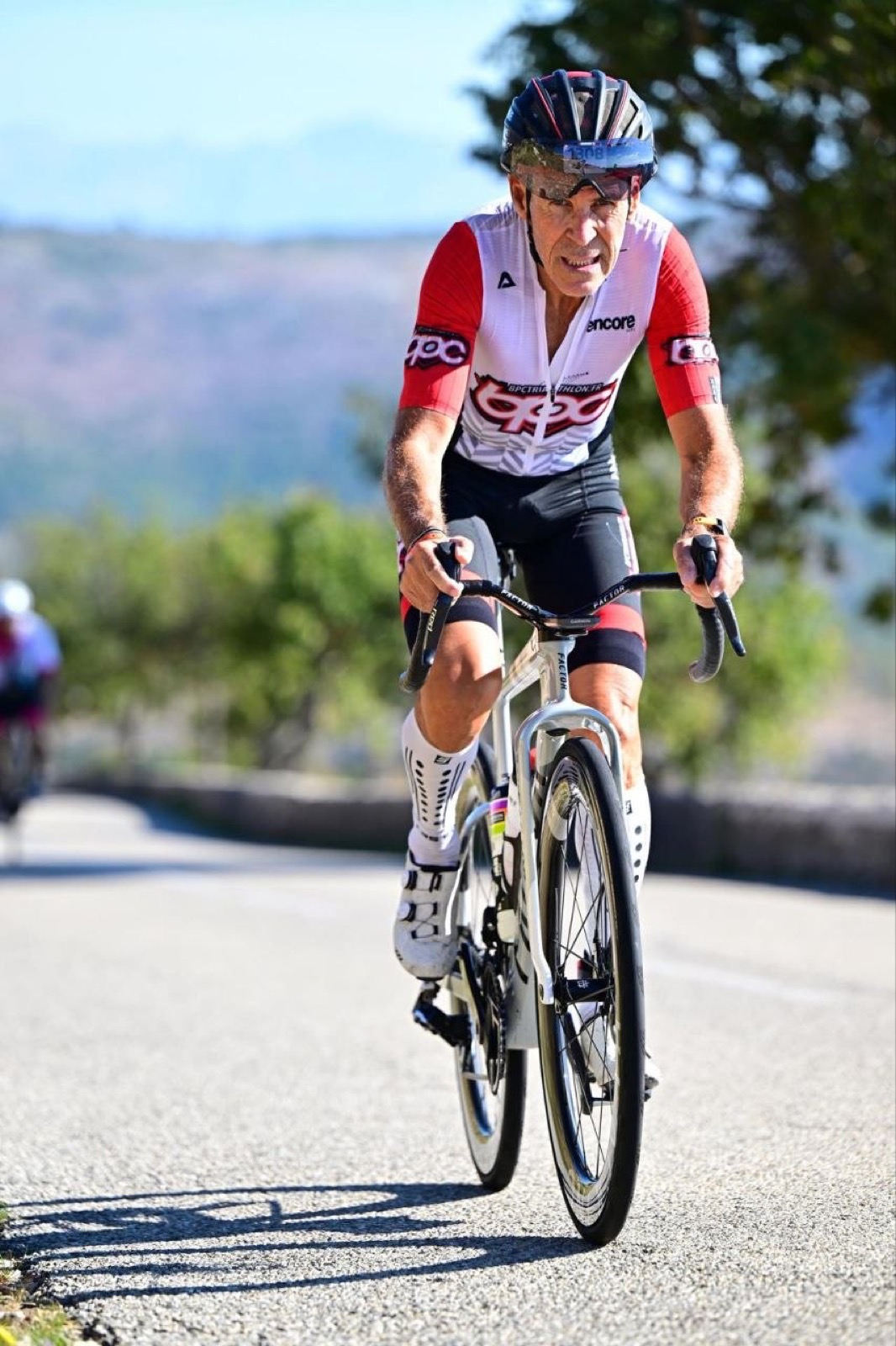 Christian Masera à vélo au Championnat du monde IRONMAN 70.3 Nice 2026, en tenue de course BPC.