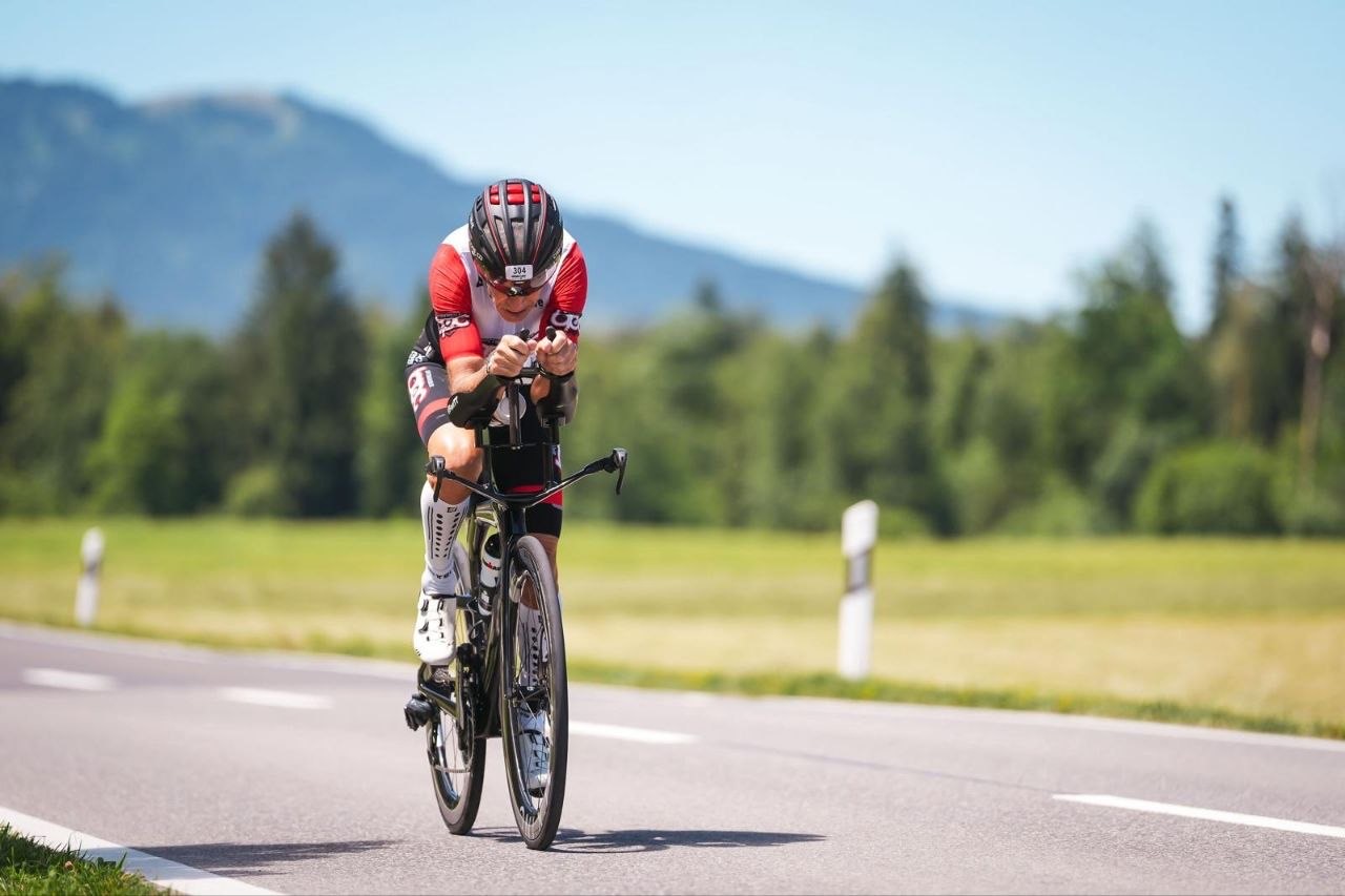 Christian Masera en position aéro sur le parcours vélo de l'IRONMAN Switzerland Thun 2026.
