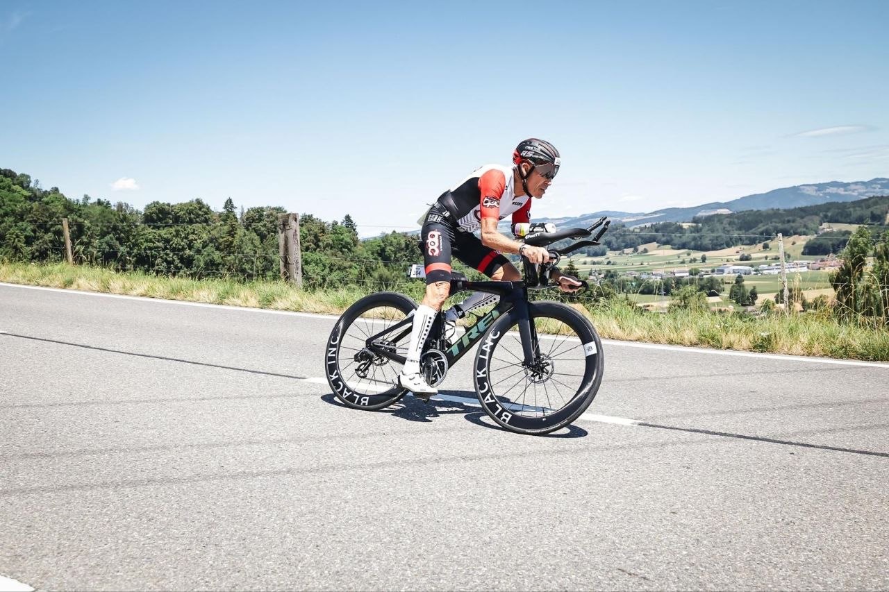 Christian Masera à vélo sur le parcours de l'IRONMAN Switzerland Thun 2026.