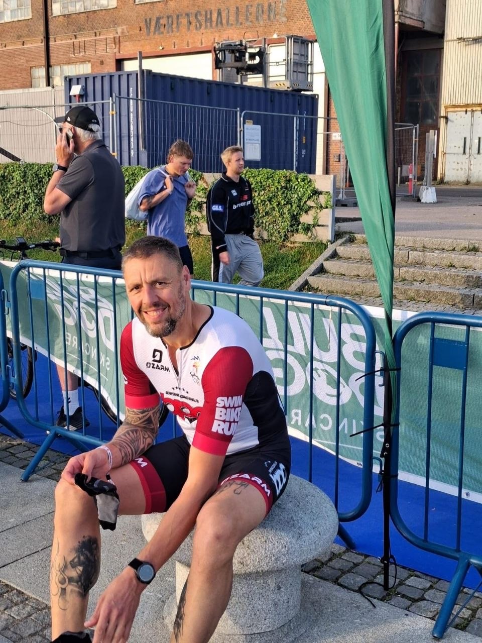 Cyril Julian assis en tenue BPC après l'Ironman 70.3 Elsinore