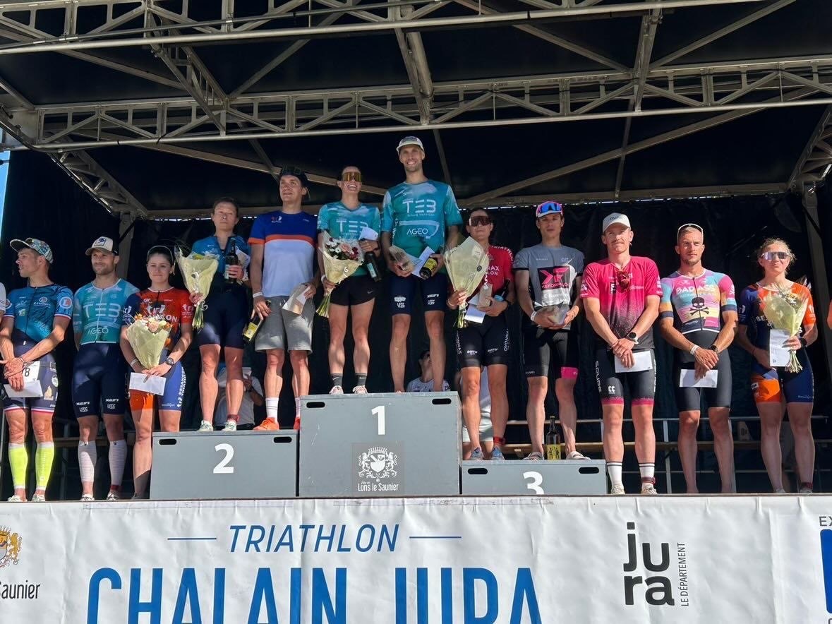 Podium du Triathlon M de Chalain 2026 avec Matthieu Bolzer et Anaïs Robin