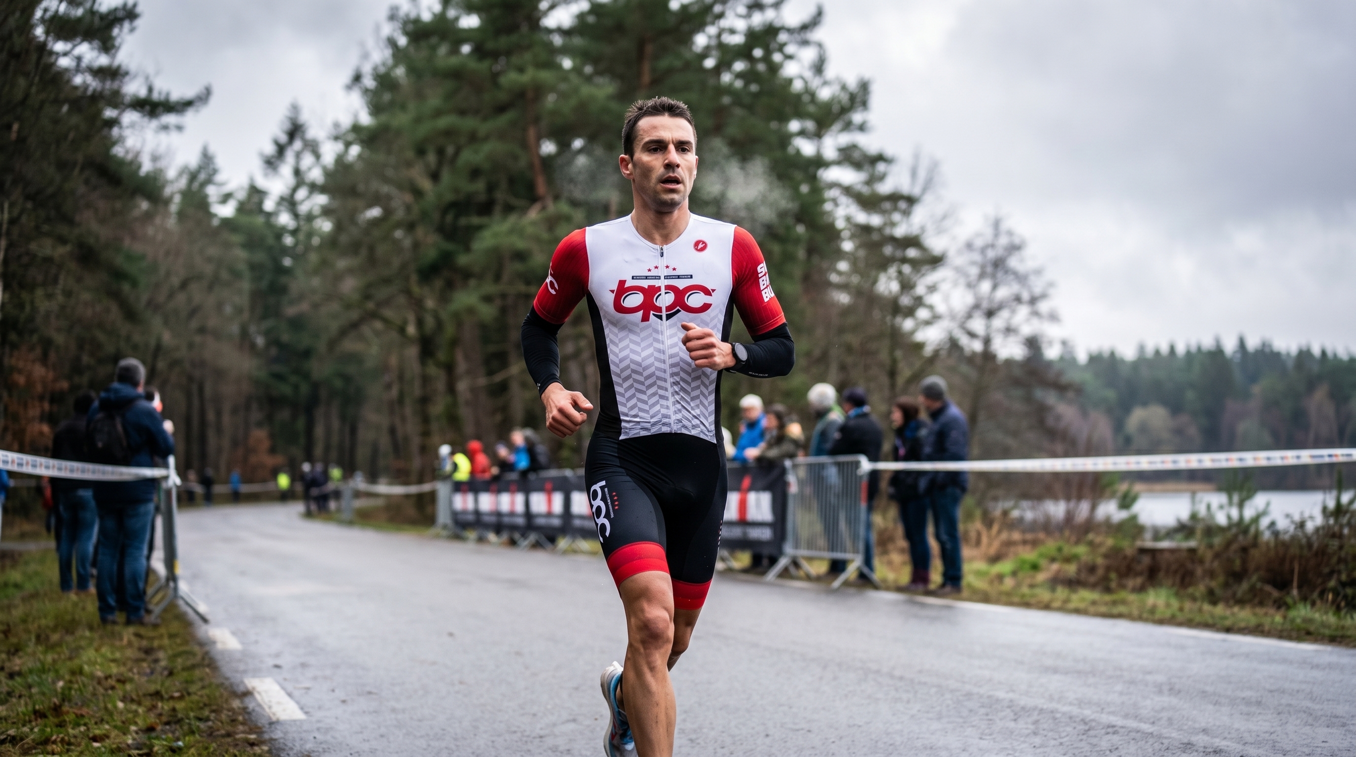 Triathlète BPC en course à pied dans des conditions froides
