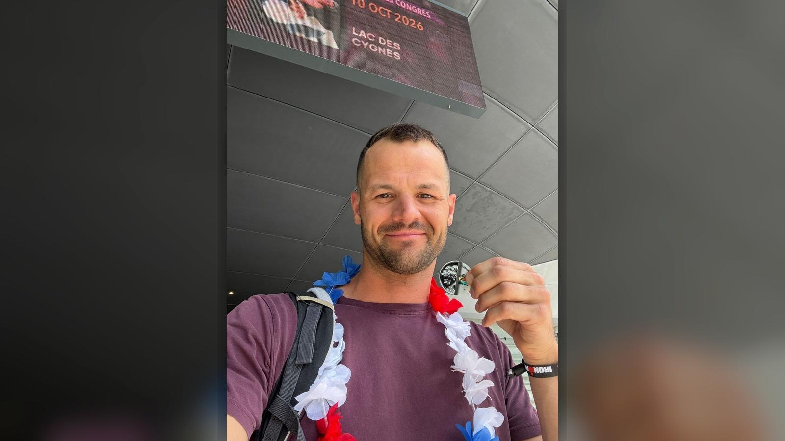 Geoffrey Piquet avec son collier bleu blanc rouge et son jeton de qualification Hawaï
