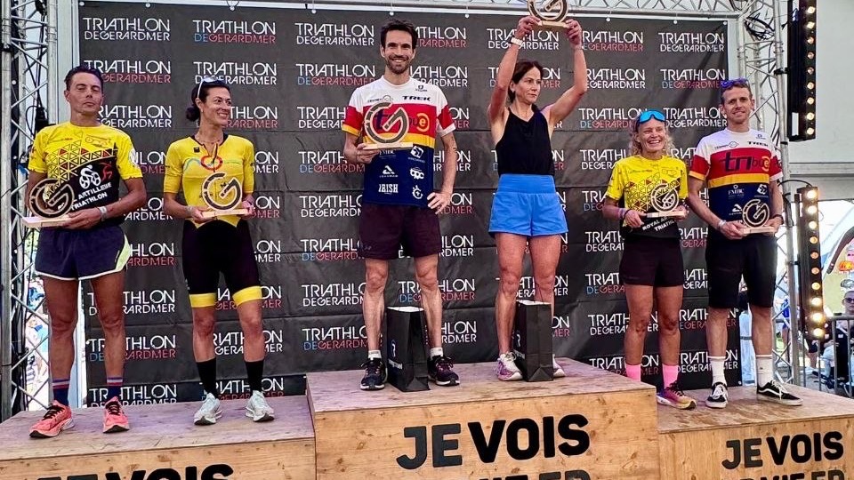 Gwénaël Changeon sur le podium du Triathlon XL de Gérardmer 2026 après sa victoire en V1H.