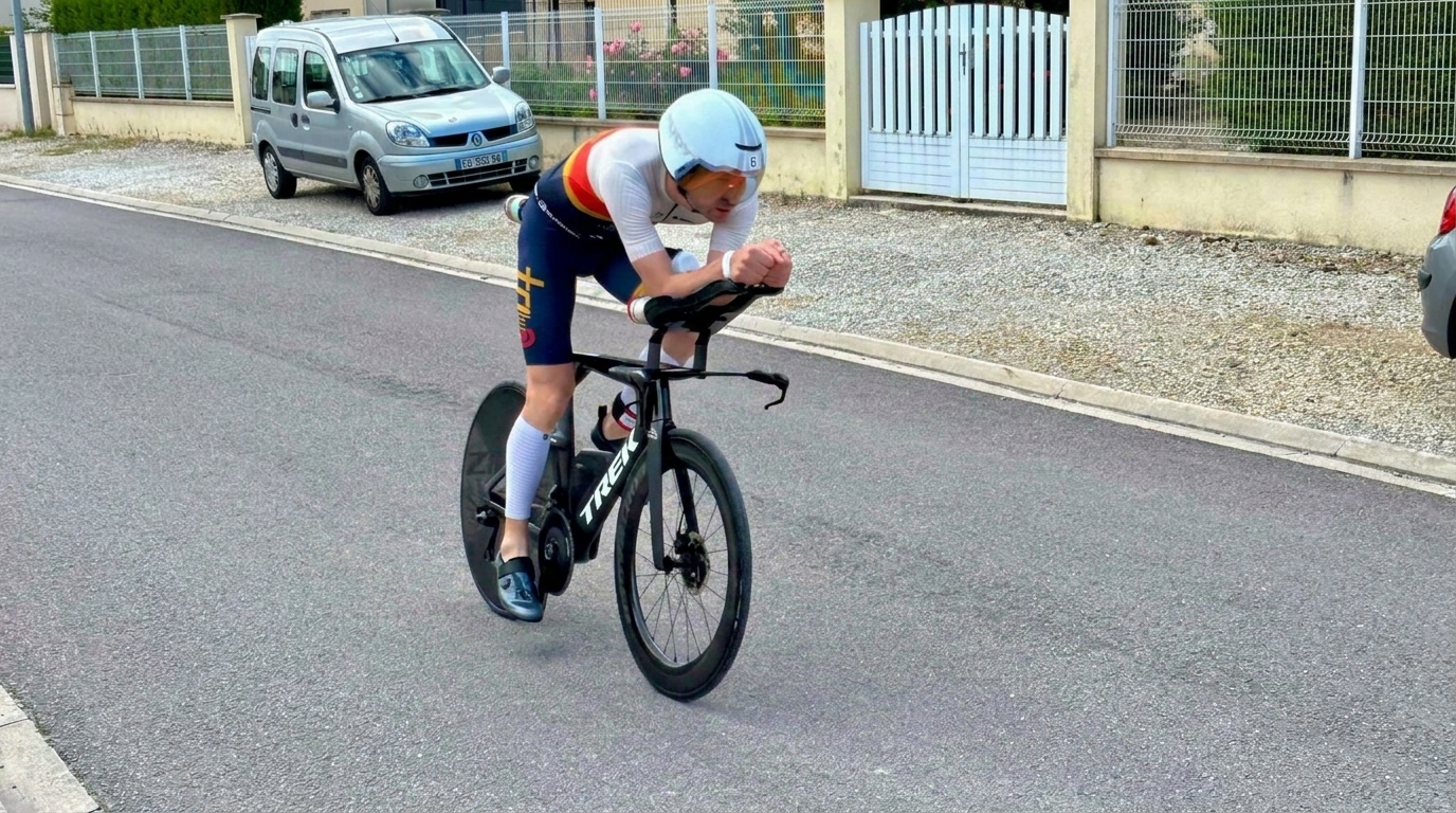 Gwénaël Changeon en position aéro sur le vélo au Triathlon des Lacs de Lusigny