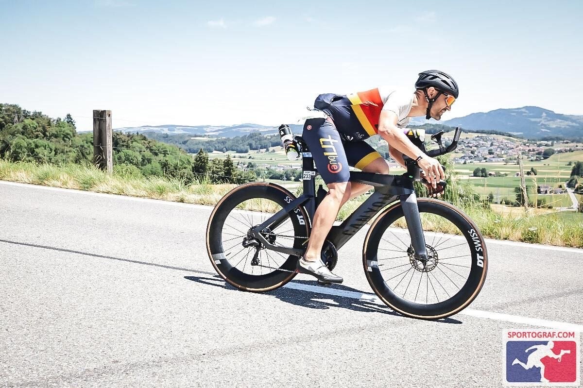 Jean-Brice Combebias en position aéro sur le parcours vélo de l'IRONMAN Switzerland Thun 2026.