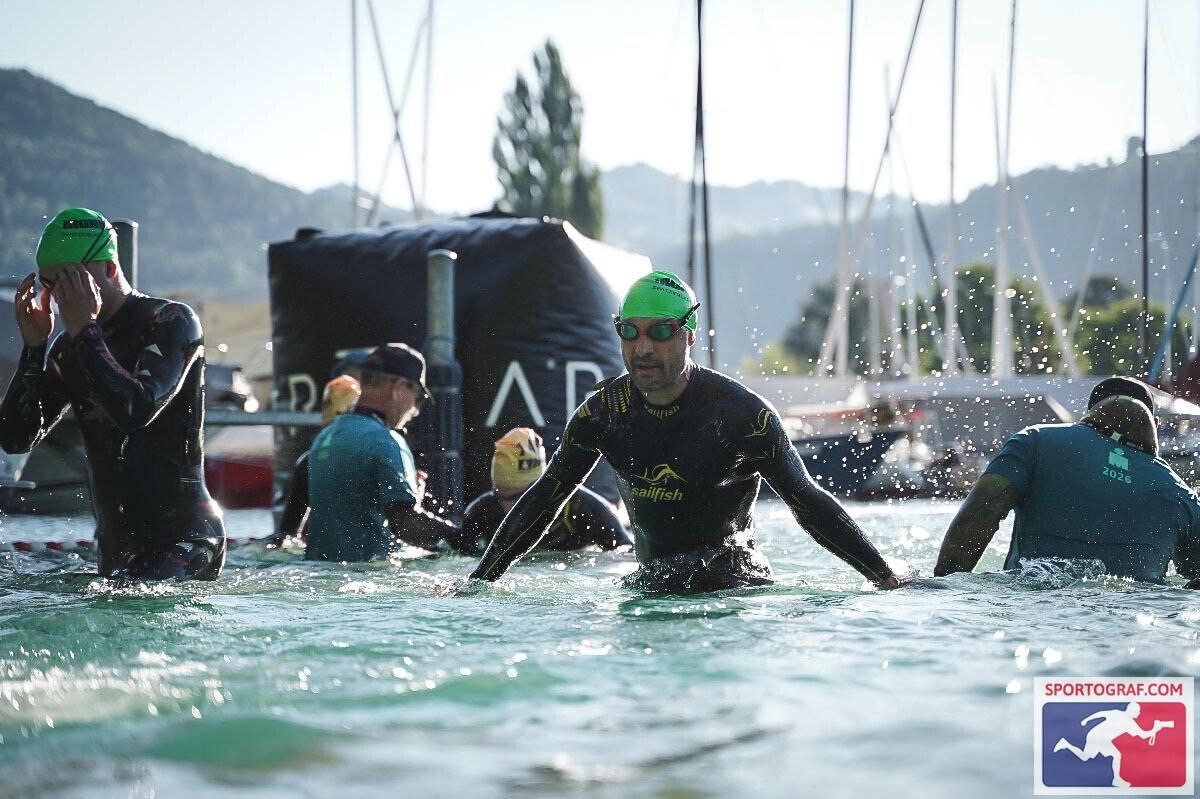 Jean-Brice Combebias sort de l'eau à Thun, bonnet vert, avant d'enchaîner son Ironman.