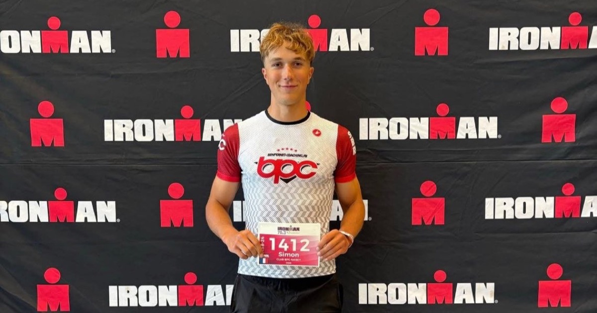 Simon Klis en tenue BPC devant le backdrop IRONMAN 70.3 Kraichgau