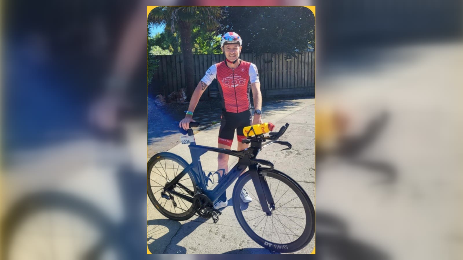 Philippe Gregot avec son vélo de triathlon en tenue BPC.