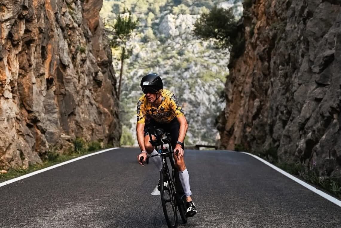 Triathlète en tenue BPC en effort sur Ironman