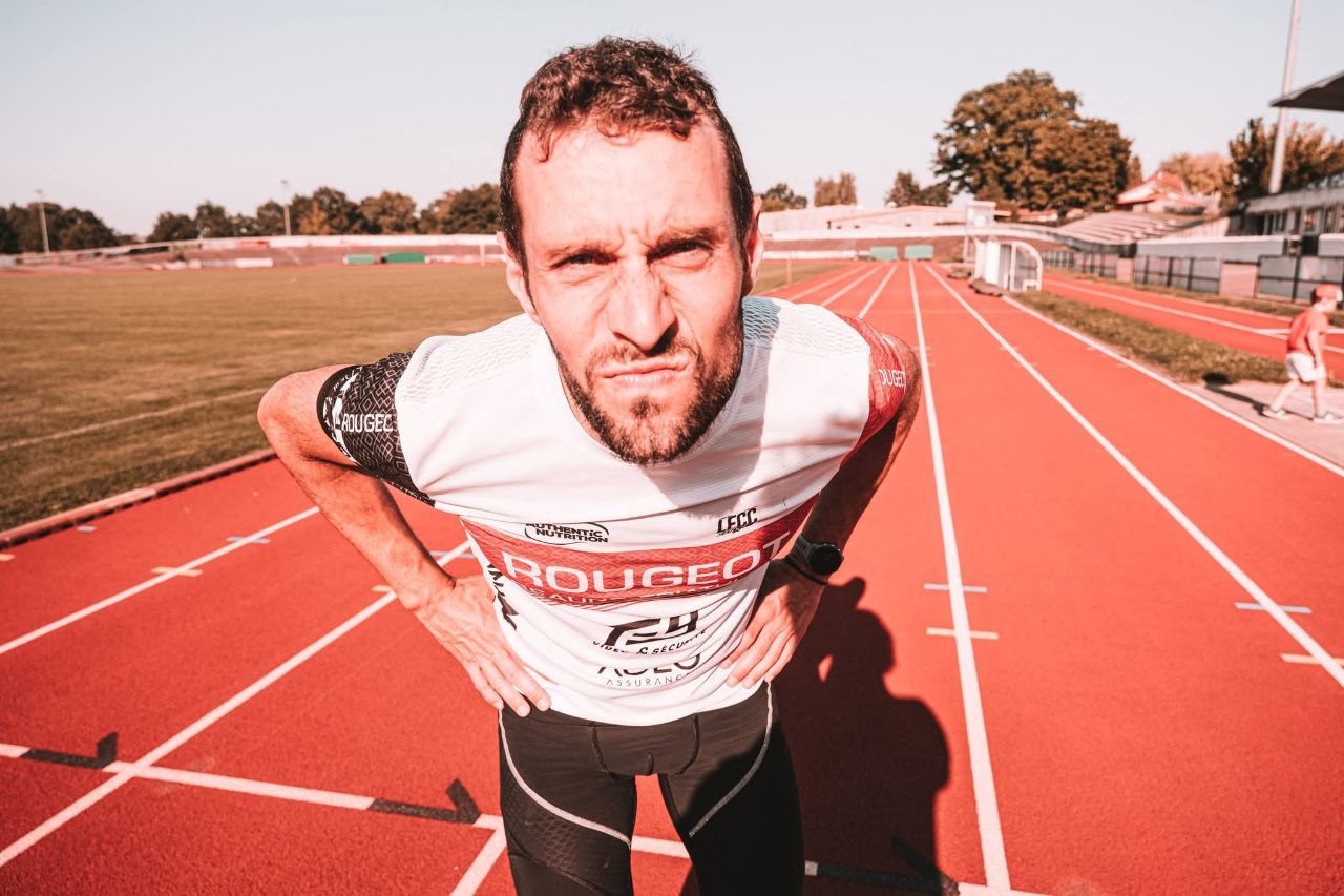 Mathieu B. sur piste d'athlétisme