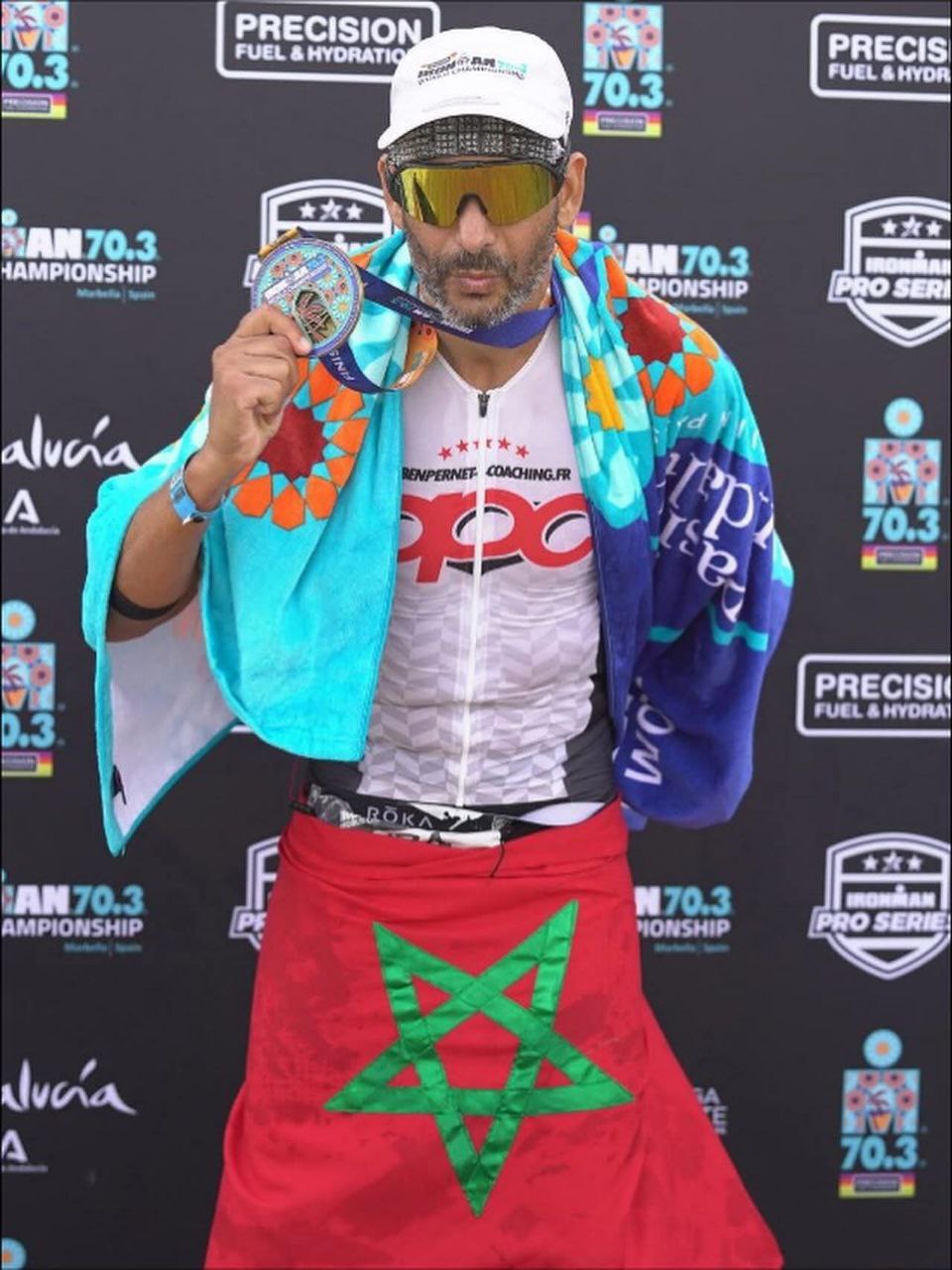 Samir avec sa médaille au 70.3 Colombo, drapeau marocain