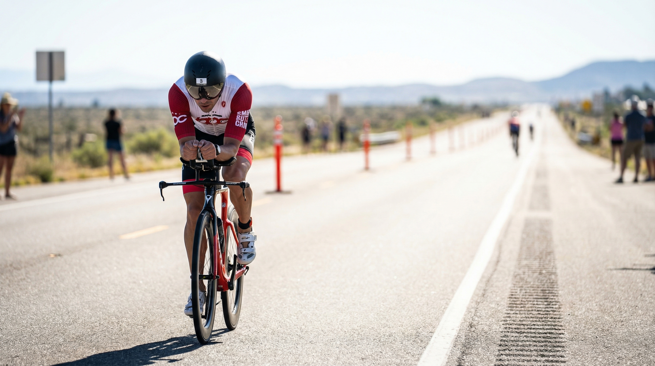 Triathlète en tenue BPC en position aéro sur vélo lors d'un 70.3