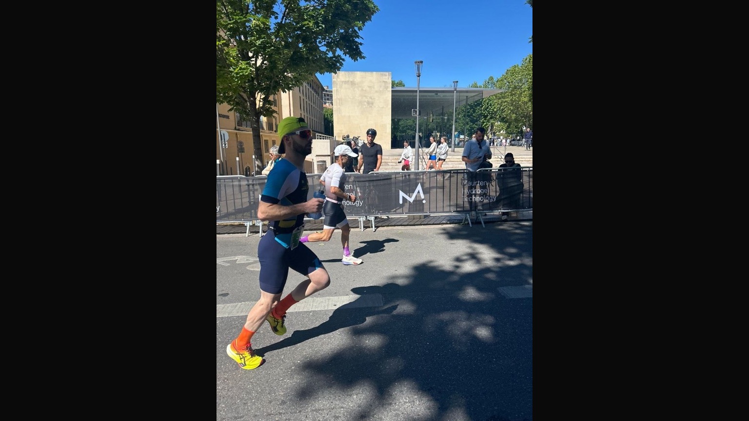 Triathlète BPC en course à pied sur un parcours provençal à Aix-en-Provence
