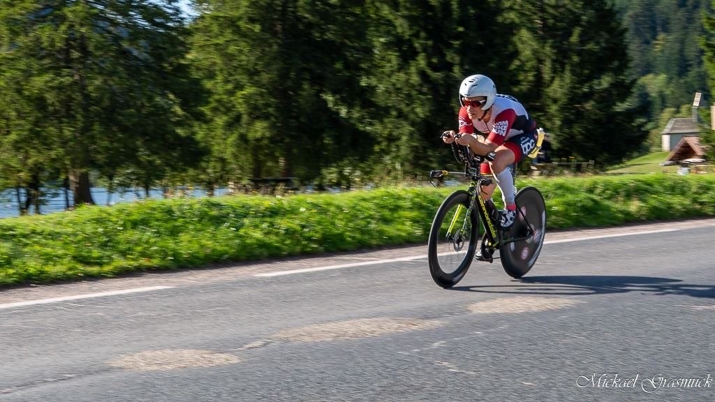 Un triathlète BPC en plein effort sur le parcours vélo du XL de Gérardmer
