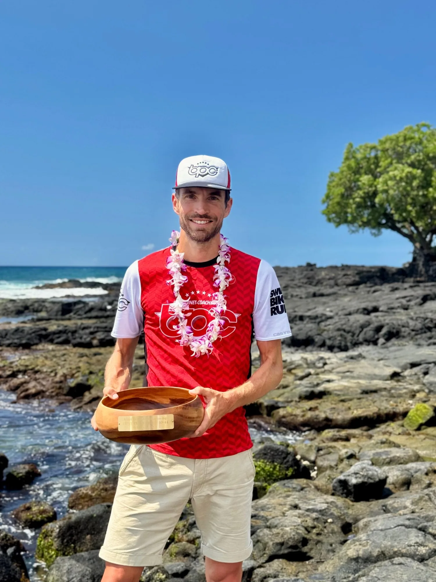 Gwen Changeon, casquette BPC et bol en koa, sur la côte de lave de Kona