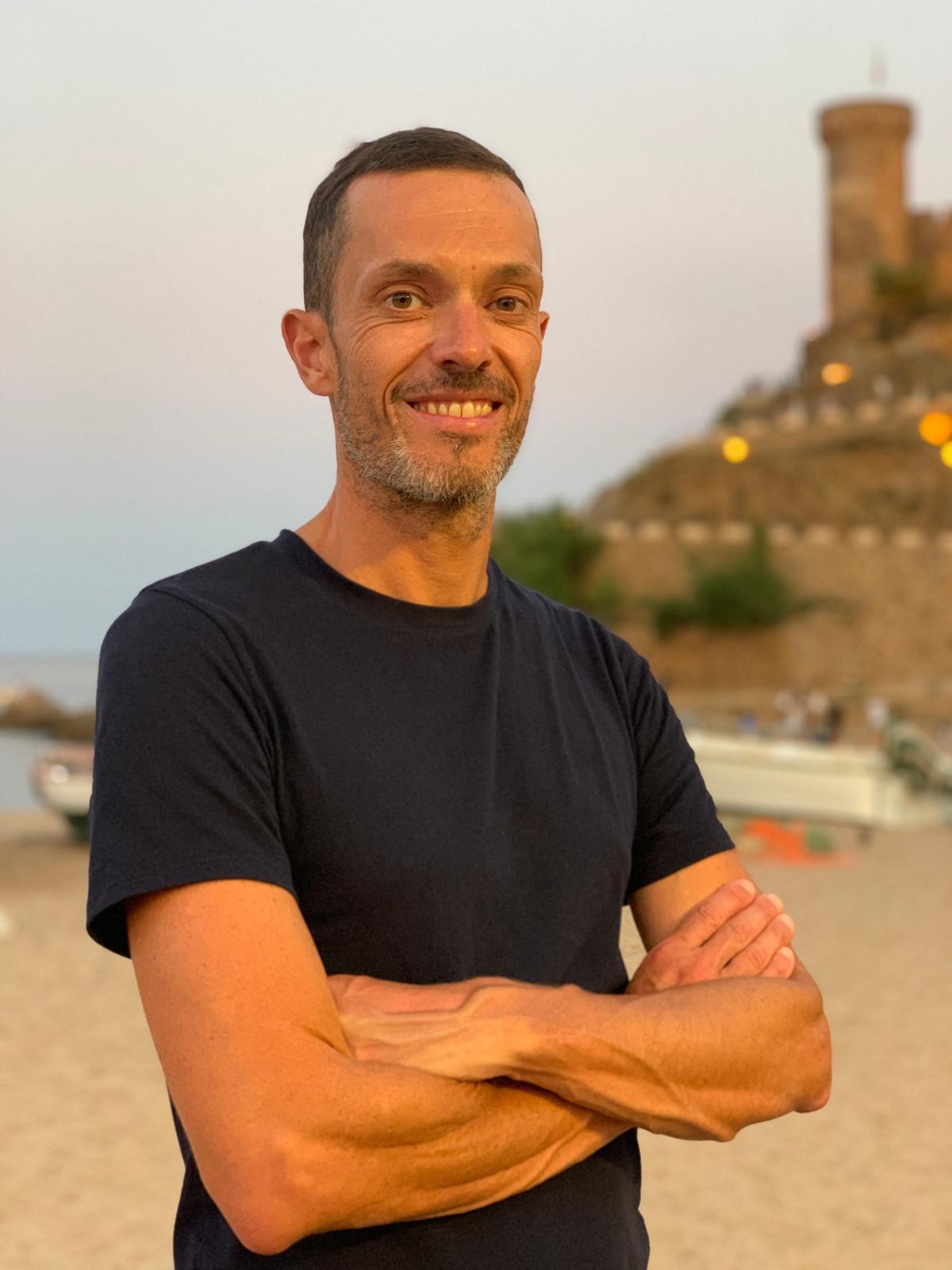 Coach BPC donnant un retour individualisé au bord du bassin